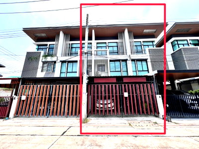 ทาวน์โฮม ถนนสังคมสงเคราะห์ : ขายด่วน‼️ ทาวน์โฮม 3 ชั้น พื้นที่ 20 วา ขนาด 3 นอน 3 น้ำ จอดรถได้ 2 คัน ลาดพร้าว โชคชัย 4 ซอย 18