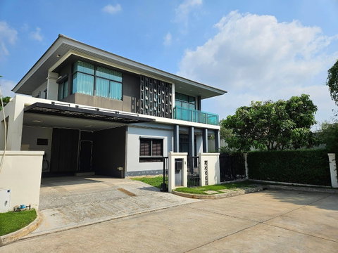 LTH10376– House FOR SALE in Setthasiri Pattanakarn size 88.60 Sq.w. 4 beds 3 baths Price ONLY 17.99MB