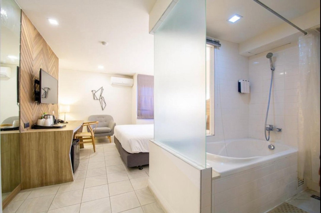picture Hotel for sale, opposite Robinson, near the airport and tourist attractions in Chiang Mai - 9/16