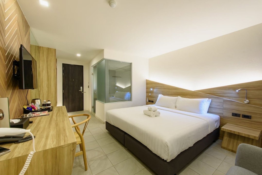 picture Hotel for sale, opposite Robinson, near the airport and tourist attractions in Chiang Mai - 6/16