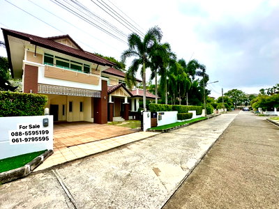 Houses for sale Kasetsart University Si Racha Campus : Second-hand detached house in Sriracha, large house, The Boulevard Project, Sriracha, Chonburi.