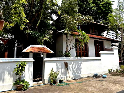 Houses for rent DONKI Mall Thonglor   : LTHC10409– House FOR RENT in Sukhumvit 26 size 700 Sq.m. 4 bed 4 bath near BTS Phrom Phong Station ONLY 350k/Month