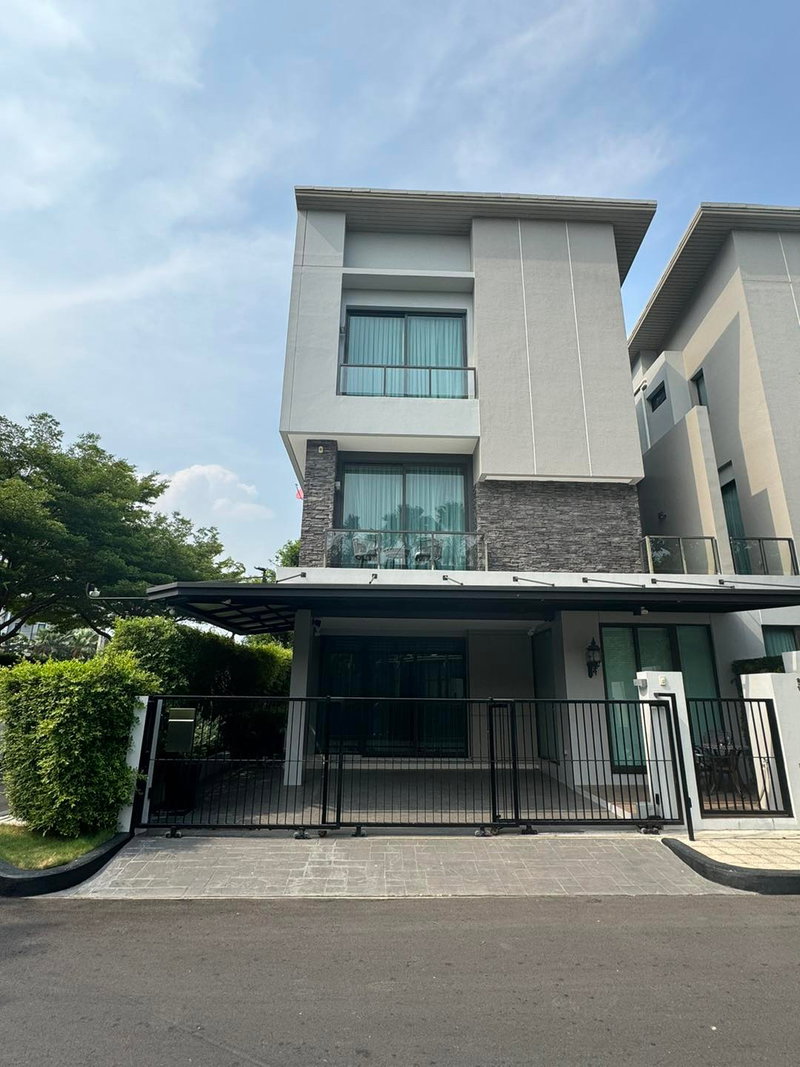ขายบ้านแฝด : ขายบ้านตัวอย่าง บ้านกลางเมือง คลาสเซ่ CLASSE เอกมัย-รามอินทรา วิวติดสวน-สโมสร ที่สุดในโครงการ ตกแต่งจัดเต็ม