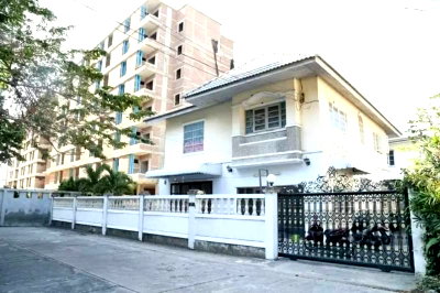 บ้านเดี่ยว มหาวิทยาลัยบูรพา : บ้านเดี่ยวมือสอง หลังมุม หมู่บ้านแสนสุข บางแสน ชลบุรี 