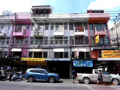 อาคารพาณิชย์ วิทยาลัยป้องกันราชอาณาจักร (วปอ.) : ขายอาคารพาณิชย์ 3.5 ชั้น หน้า โรงเรียนจันทร์หุ่นบำเพ็ญ ถนน 4 เลน หน้าอาคารจอดรถได้