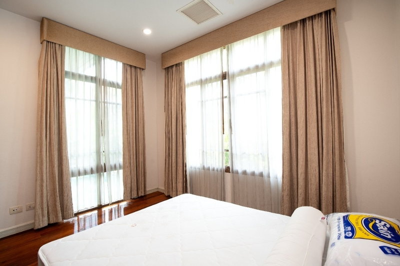 Houses for rent :  HSSW102 Single house for rent, Sansiri Sukhumvit 67, 2 floors, size 110 sq m, 490 sq m, 4 bedrooms, 5 bathrooms, 280,000 baht. 064-959-8900