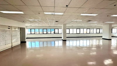 Office for rent DONKI Mall Thonglor   : Office for rent, Sorachai Building Ekkamai near BTS Ekkamai, 6 minutes.
