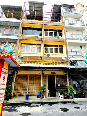 Shophouses for sale Nimibutr Stadium : Sell 2 units commercial building, 4.5 floors, on Rama 4 Road, near MRT Samyan station. Suitable for creating a dormitory, hostel, or downtown office.
