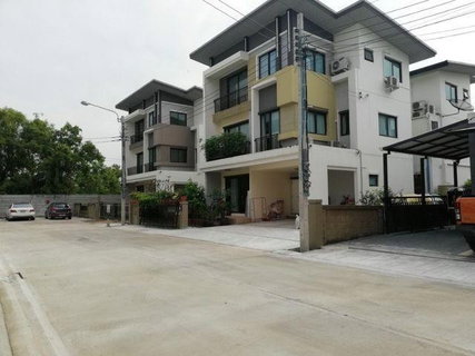 รูปภาพ ให้เช่าบ้านเดี่ยว3ชั้น หมู่บ้านโกลเด้น เพรสทีจ วัชรพล-สุขาภิบาล 5 Tel. 099-998-3897