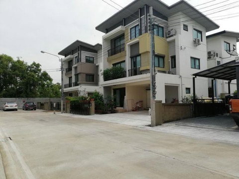 ให้เช่าบ้านเดี่ยว3ชั้น หมู่บ้านโกลเด้น เพรสทีจ วัชรพล-สุขาภิบาล 5 Tel. 099-998-3897