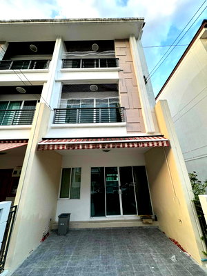 Townhouses for rent Thonburi Vocational College : Townhouse for rent in Baan Klang Muang Sathorn-Taksin Village 2, ready to move in. If interested, contact Line @goodmanpro or call 0999029192.