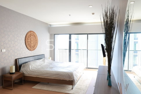 2 Beds with Bathtub Large Room 79.53 sq.m. High Fl. 15+ Perfect Location Next to BTS Thong Lo at Noble Remix Condo / For Rent