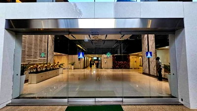 Office for rent : OUTR101 Office for rent, Lumpini Tower Rama 4, 30th floor, 75 sq m., usable area 300 sq m., 2 meeting rooms, 1 bathroom, 125,000 baht. 064-959-8900