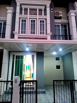 Townhouses for rent Chiang Mai : TownHome Glodentown Ruamchock for rent ! Near Meechok Plaza.800m 