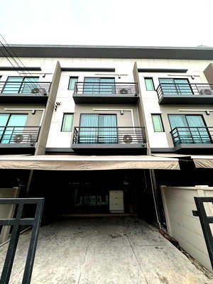 Townhouses for rent : Pet friendly house for rent Baan Klang Muang Sri Nakarin-On Nut, Soi Onnut 70/1 (Rt-01)