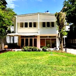 บ้านเดี่ยว ถนนสุขุมวิท : LTHC10562– House with garden FOR SALE in Ploenchit 3 beds 4 baths size 300 sq.m. Near BTS Ploenchit Station ONLY 138.7 MB