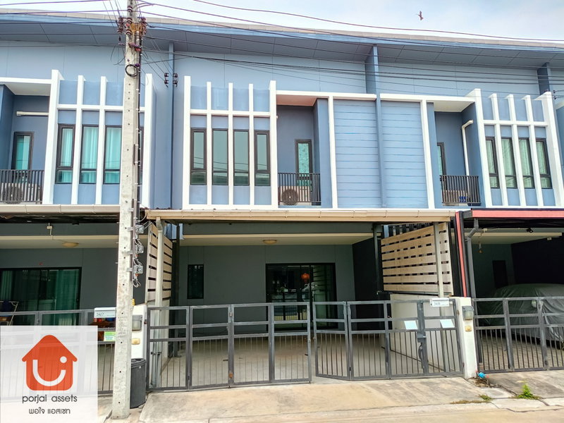 ขายทาวน์โฮม : ✨ขายทาวน์โฮม 🏡 เดอะริคโค้ ทาวน์ วงแหวนฯ-หทัษราษฎร์ ทาวน์โฮม 2 ชั้น แบบ 4 ห้องนอน🛏️ ขนาด 22.1 ตร.วา 📍ทำเลถนนไทยรามัญ ใกล้ทางด่วนด่านจตุโชติ