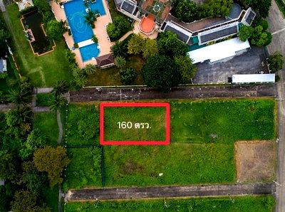 Land for sale : Empty land for sale!!! Suitable for building a residential house. Panchasap Park Pinklao Project, area 160 sq m., opposite the project Clubhouse.