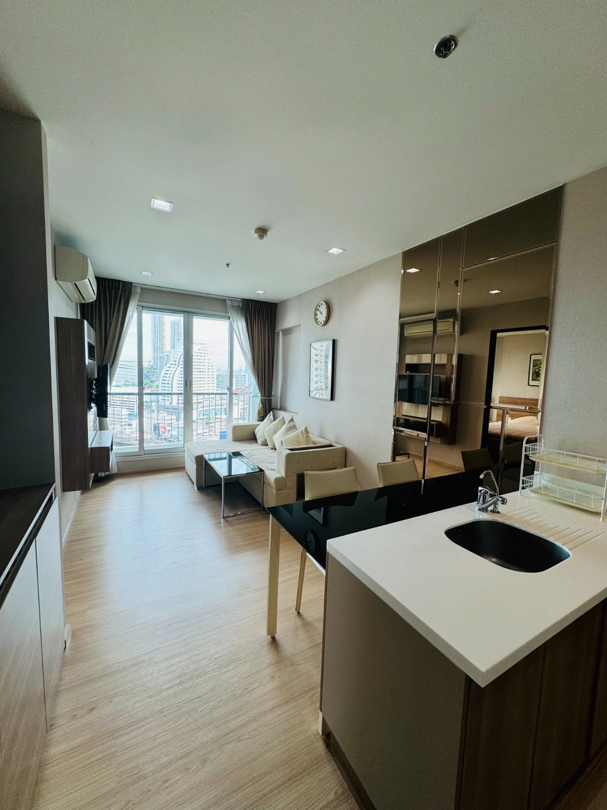 Rhythm Sathorn | ให้เช่า 1 ห้องนอนชั้นสูง ตกแต่งตามมาตรฐานโครงการ เห็นวิวแม่น้ำ ห้องนั่งเล่นใหญ่มีพื้นที่นั่งทำงาน