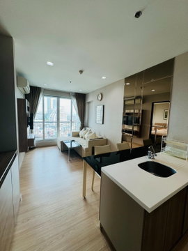 Rhythm Sathorn | ให้เช่า 1 ห้องนอนชั้นสูง ตกแต่งตามมาตรฐานโครงการ เห็นวิวแม่น้ำ ห้องนั่งเล่นใหญ่มีพื้นที่นั่งทำงาน
