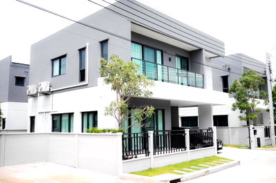 Houses for rent Samut Prakarn : House for rent The Centro Bangna, ready to move in. If interested, contact Line @goodmanpro or call 0999029192.