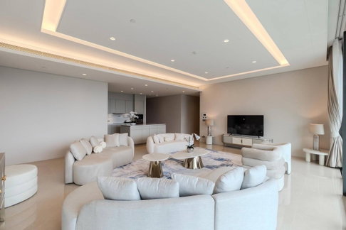 LTHC10650–Sindhorn Residence FOR SALE 3 beds 3 baths size 216 Sq.m. Near BTS Chitlom Station ONLY 90MB