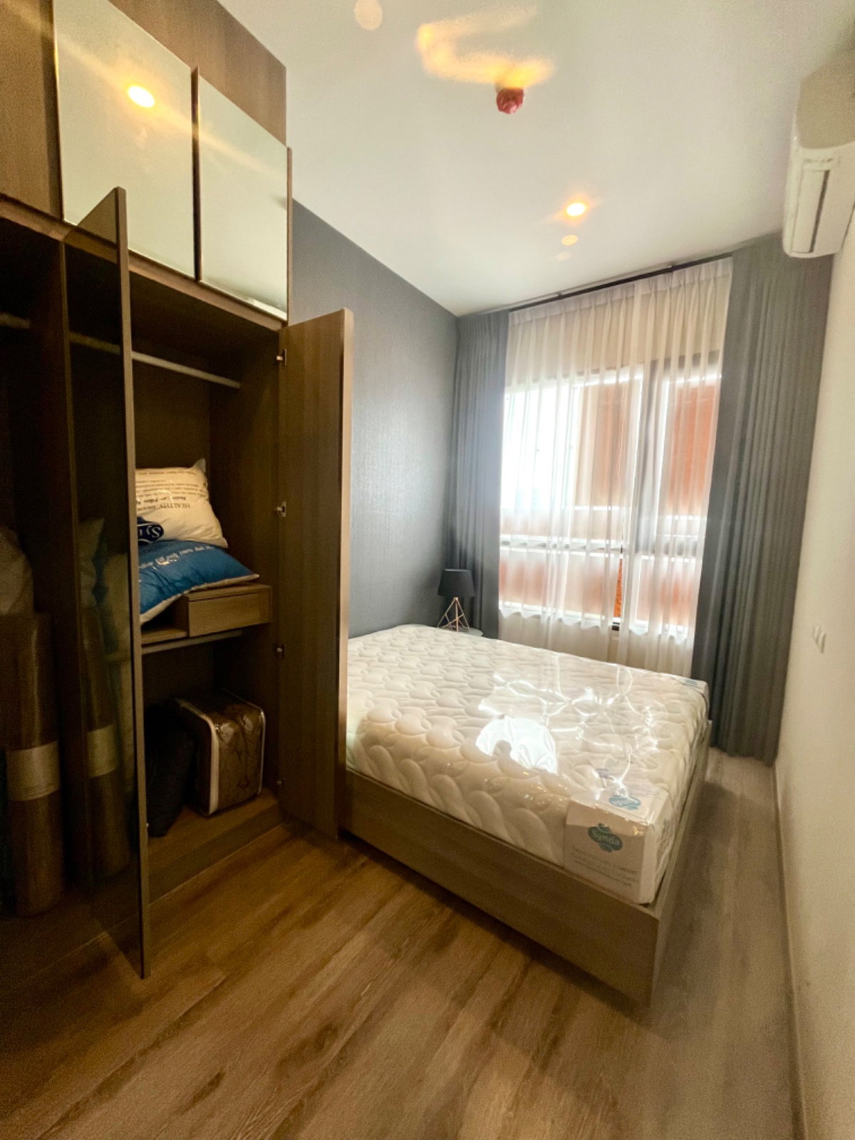 For rent :  New room, High floor, River bend view, Ready to move in, Negotiable 