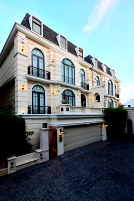 บ้านแฝด ดิ เอ็มควอเทียร์ :  ขายบ้าน ซอย เอกมัย 22 4 ห้องนอน 5 ห้องน้ำ มีลิฟต์ และ สระว่ายน้ำ ของใช้แบรนด์ต่างประเทศ      พื้นที่ใช้สอย 500 ตร.ม.