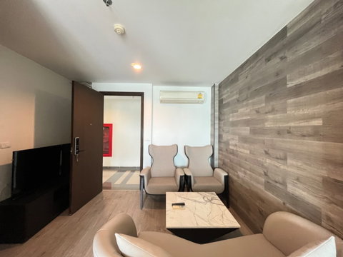 Rhythm Sathorn Narathiwas. 1bed 39sqm. Line id: @pfagent