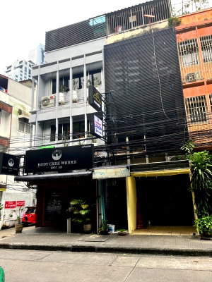 เช่าอาคารพาณิชย์ วัน แบงค็อก   : LTH10662–Commercial FOR RENT in Sukhumvit 18 size 260 Sq.m. Near BTS Asoke ONLY 150k/month