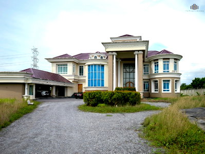 Houses for sale : For Sale: Luxurious Mansion, 1,000 sqm, with Pool, on 2.75 Rai of Land in Bang Yai Near Central Westgate, Motorway Bang Yai-Kanchanaburi