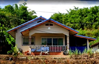 ขายบ้านเดี่ยว : ขายบ้านชั้นเดียวพร้อมที่ดิน ขนาด 168.8 ตรม. 2 ไร่ 14 ตร.ว และส่วนโล่งหลังคาคลุม 3 หลัง ติดถนนสายแม่จัน-เชียงแสน (ทล.1016)