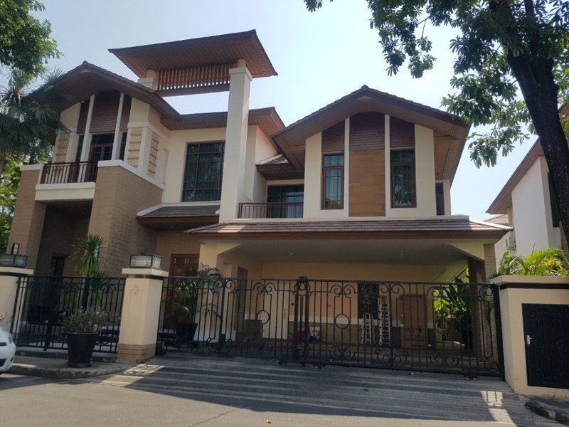 Houses for rent : LTHC10701– House FOR RENT Baan Sansiri Sukhumvit 67 size 490 Sq.m. 4 bed 5 bath Near BTS Phra Khanong ONLY 250k/Month