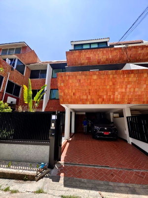 เช่าทาวน์โฮม แม็คโคร ฟู้ดเซอร์วิส สุขุมวิท 71 : LTHC10697– Townhouse FOR RENT in Sukhunvit 65 4 beds 3 baths size 260 Sq.m. Near BTS Ekkamai Station ONLY 85k/Month