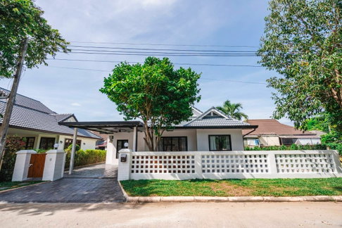 House for sale a comfortable house , a large village area, with trees along the way, suitable for people who like to live in Chiang Mai