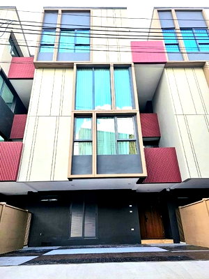 เช่าทาวน์โฮม ม.เกษมบัณฑิต พัฒนาการ : LTHC10743– Townhouse FOR RENT Baan Klang Muang Classe Sukhumvit 77 2 beds 4 baths size 259 Sq.m. Near BTS On Nut Station ONLY 100k/Month