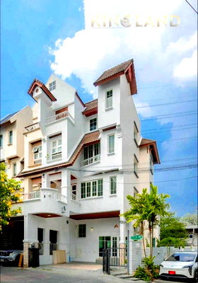 Townhouses for rent Thailand Cultural Centre  : House for rent, Tropicalpoolvilla, pool villa,  6 bedrooms, 5 bathrooms, 7 air conditioners, next to MRT / BTS, rental price 220,000 baht / month 