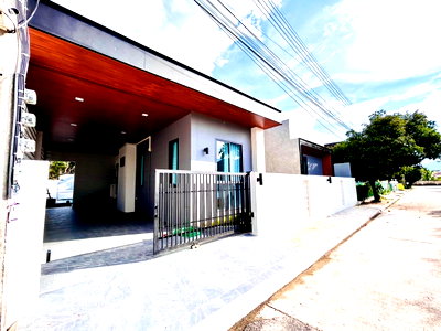 ขายบ้านเดี่ยว : ขายบ้าน Pool villa ใกล้รวมโชค(บ้านรีโนเวท)