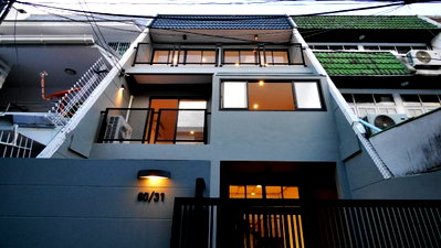 Townhouses for sale Tesco Lotus Extra Rama 4 : LTH10820– Townhome for sale at Ekkamai 22  beds 3 baths 3 size 215 Sq.m. Near BTS Ekkamai Station ONLY 15.5MB