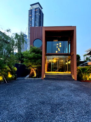 เช่าอาคารพาณิชย์ สีลม สาธร : LTHC10826–Commercial building for rent In Sathon Area size 154 Sq.m. Near MRT Khlongtoei ONLY 280k/month