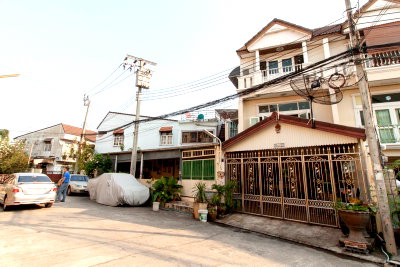 ทาวน์โฮม ม.ราชภัฏบ้านสมเด็จเจ้าพระยา : ขาย บ้าน บ้านแก้ววิลล่า ทาวน์เฮ้าส์ 3 ชั้น 50 ตรว 187 ตรม 3 ห้องนอน ต่อเติมลานหน้าบ้าน ใกล้ ตลาดบางขุนศรี จรัญสนิทวงศ์ MRT ไฟฉาย  : EL23S-025 