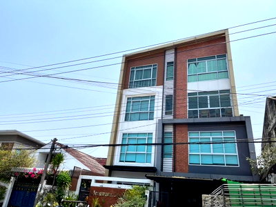 สำนักงาน ถนนนาคนิวาส : #E1245735 ✅ 07/9/67 ขายสำนักงาน 4 ชั้น ในหมู่บ้าน ต.รวมโชค  ซ.โชคชัย 4 / ซ.ลาดพร้าว 71 ( เข้าออก 2 ทาง )