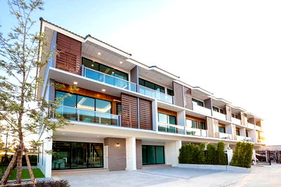 Townhouses for rent : House for rent Supalai Essence Ladprao 107, ready to move in. If interested, contact Line @goodmanpro or call 0999029192.
