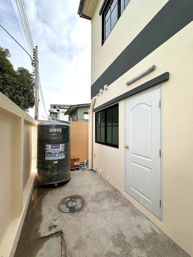 รูป ขาย บ้าน ทาวน์เฮาส์ 2 ชั้น บ้านสร้างใหม่ ซอยพยอม 1 แบบ 3 ห้องนอน ขนาด 25 ตรว ตกแต่งสวย ใกล้ ถนนพหลโยธิน นวนคร ตลาดไท ธรรมศาสตร์ รังสิต : EL24S-042  - รูปที่ 12/12