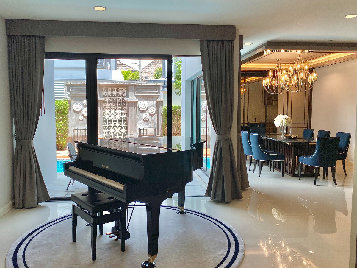 ขายบ้านหรูใกล้เมืองตกแต่งสไตล์ Modern classic มาพร้อมกับสระว่ายน้ำ บันไดบ้านขนาดใหญ่พิเศษ พื้นที่ใช้สอยเยอะ บ้านใหม่เอี่ยม ยังไม่เคยมีการพักอาศัย