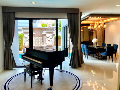 ขายบ้านเดี่ยว : ขายบ้านหรูใกล้เมืองตกแต่งสไตล์ Modern classic มาพร้อมกับสระว่ายน้ำ บันไดบ้านขนาดใหญ่พิเศษ พื้นที่ใช้สอยเยอะ บ้านใหม่เอี่ยม ยังไม่เคยมีการพักอาศัย