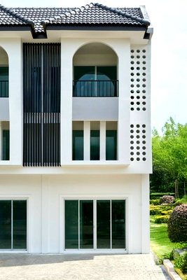 Townhouses for sale Chiang Mai : Newly renovated townhouse for sale , near ltus ruamchok 1 km. 