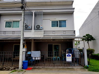 Townhouses for sale : Townhouse for sale, The Exclusive Village. Chaengwattana-Tiwanon