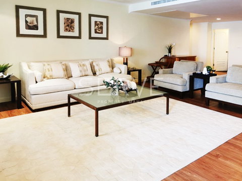 2 Bed 3 Bath with Bathtub 185 sq.m. BTS Asok & MRT Sukhumvit at Las Colinas Condo / For Rent