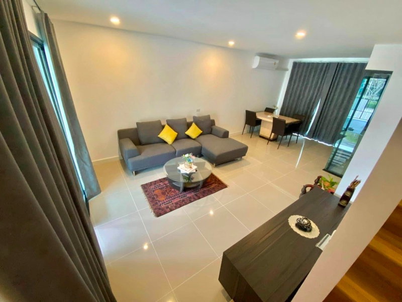 Townhouses for rent : Patio Srinakarin Rama 9  3 bedrooms, 3 bathrooms 2 parking spaces